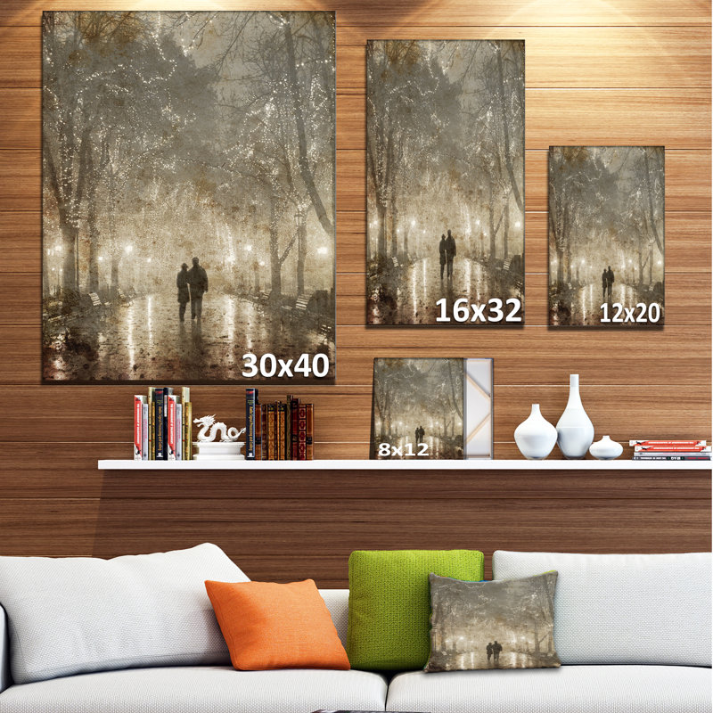 Paysage, «Couple Walking in Night Lights», photographie sur bois en gris, H 12 po x l 8 po, Toile tendue
