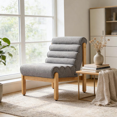Chaise d'appoint Living Fluffy grise avec structure en bois massif naturel