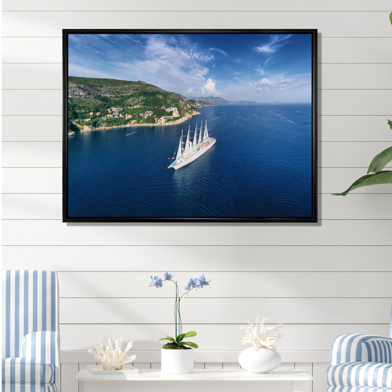 Bateau de croisière avec voiles en Croatie sur toile, Cadre flottant noir, H 12 po x l 20 po