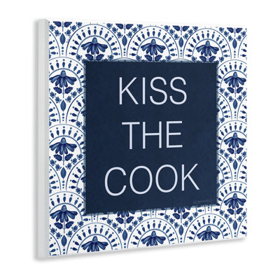 «Kiss The Cook Blue Florals», plaque murale, design par Annie Lapoint