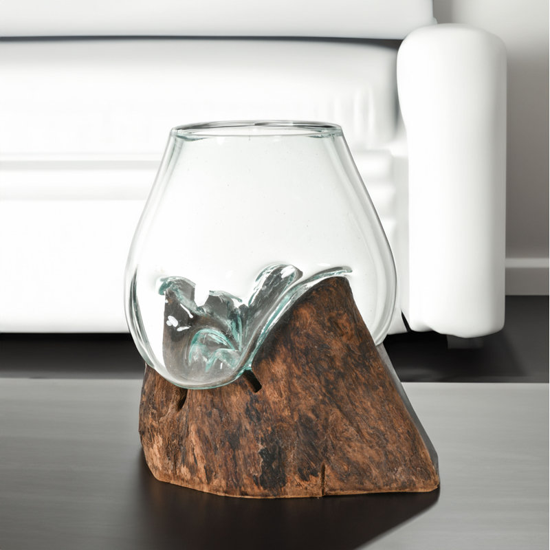 Petit bol en verre sur bois