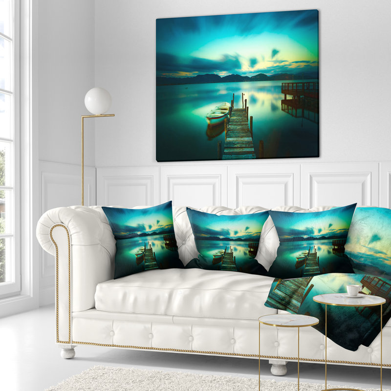Jetée en bois et bateau en mer - Oreiller imprimé Sea & Shore, 16 po x 1 po, Coussin décoratif