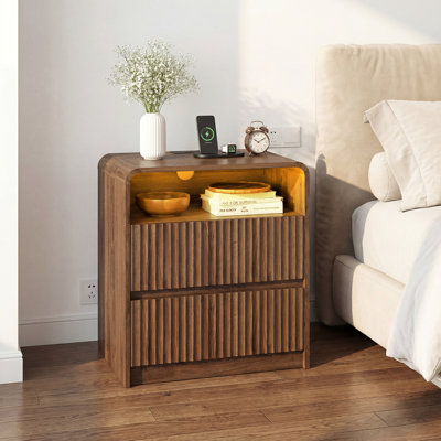 Table de chevet cannelée 24 "avec DEL et station de charge, 2 tiroirs, table de chevet en bois pour chambre à coucher, salon