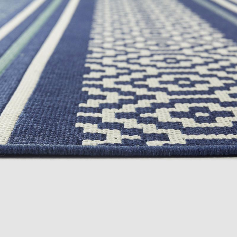 Tapis intérieur / extérieur bleu marine géométrique tissé à la machine, Rectangle 7 pi 10 po x 10 pi