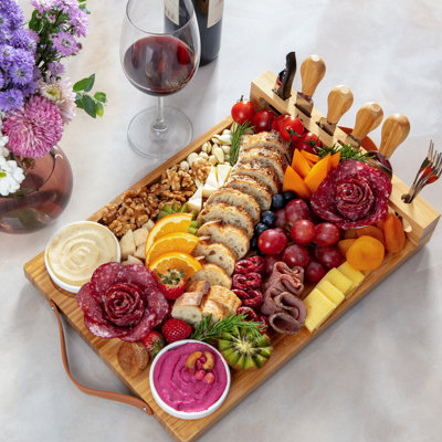 Ensemble-cadeau de planche de charcuterie en bambou avec poignées en cuir, couteaux à fromage, ouvre-bouteilles, bols et fourchettes en céramique - Comprend un livre de recettes