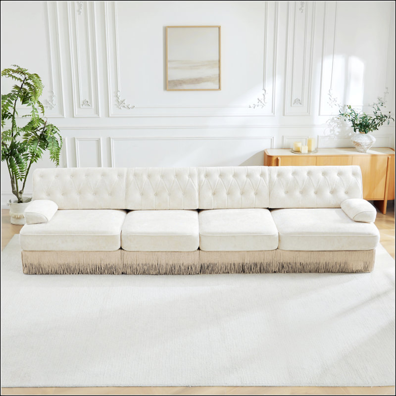 Canapé Chesterfield en velours doux de 135 pouces avec capitonnage à boutons, jupe à pampille et conception modulaire pour des espaces de vie polyvalents