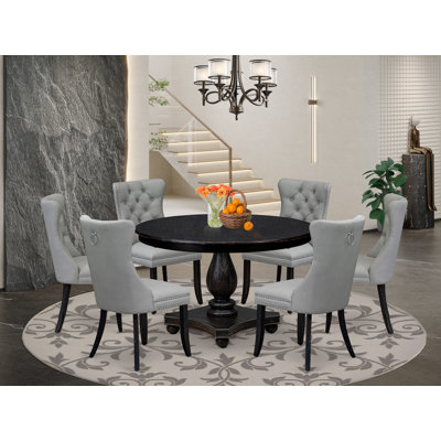 L'ensemble de table de salle à manger 7 pièces comprend une table ronde de 48 po avec piédestal et 6 chaises rembourrées en tissu de polyester gris clair, noir sablé
