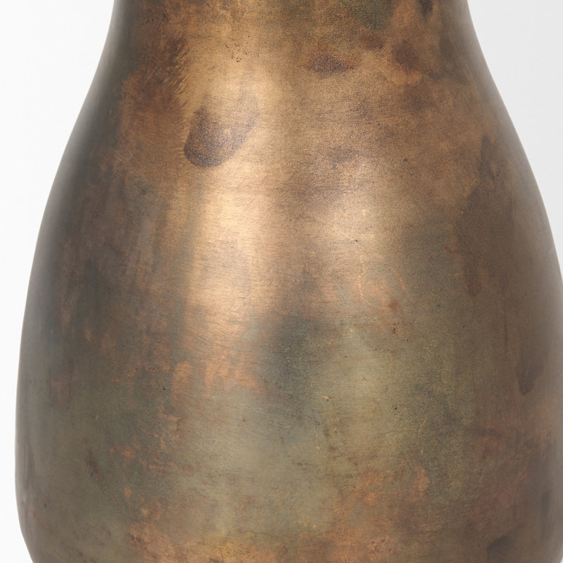 Vase en métal doré oxydé Lariah, H 7 po x l 7 po x P 1,5 po
