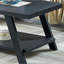 Table basse contemporaine en bois à finition noire avec tablette et pieds élégants à angle large pour un rangement supplémentaire en noir, offrant des qualités de pieds supplémentaires-1787250531-1787250553