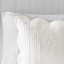 Courtepointe double / grand réversible à bords festonnés, 1 et 2 taies décoratives, surface en microfibre, intérieur, lavable en machine, blanc, 3 pièces de style campagnard double / grand, avec bords, rembourrage en coton à 90%, facile à désinfecter,