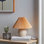 Lampe de table DEL en céramique beige Mid-Century 10 po avec abat-jour plissé orange Serena