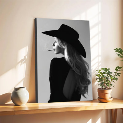 Portrait en noir et blanc d'une femme élégante coiffée d'un chapeau à larges bords, grand format, sur toile tendue, idéal pour le salon ou la chambre.