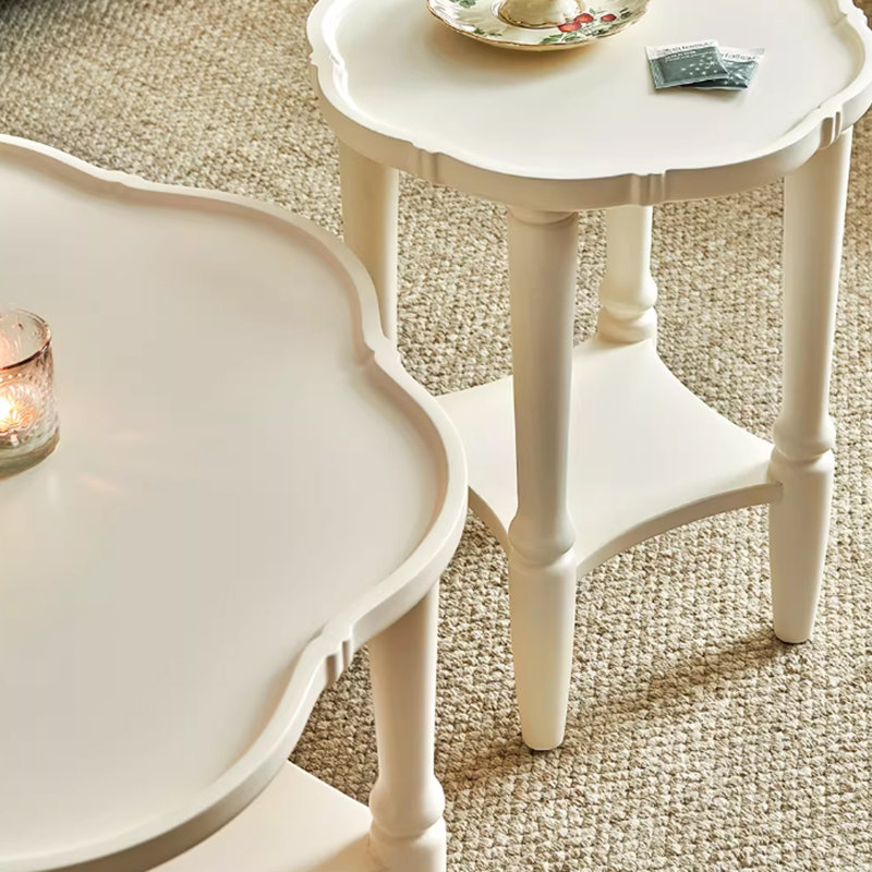 Ensemble de tables basses en noyer massif