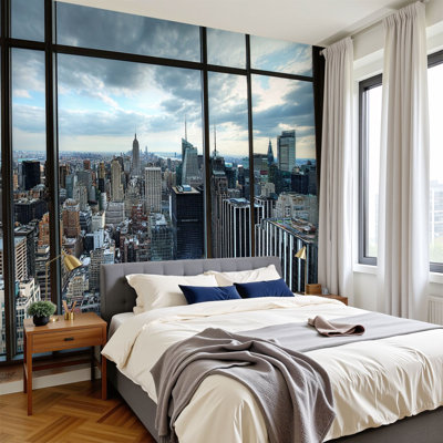 Papier peint autocollant : panorama des gratte-ciel de New York depuis une fenêtre d'un immeuble de grande hauteur. Papier peint mural amovible en PVC, 254 cm (100 po) de haut x 366 cm (144 po) de large. Décoration murale autocollante pour chambre à  cou