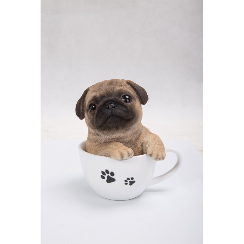 Statue de chiot carlin dans une tasse