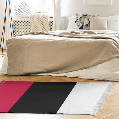 Tapis rayé 4,6 pi x 5,5 po zone rouge/noir