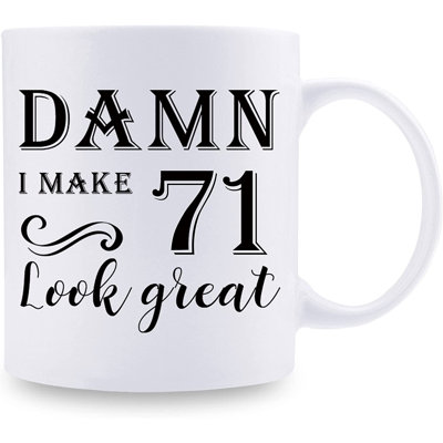 71e cadeaux d'anniversaire pour femmes - «Damn I Make 71 Look Great» - 71 ans de cadeaux pour femme, mari, maman, papa, sœurs, frères, amis et collègues - tasse à café de 11 oz