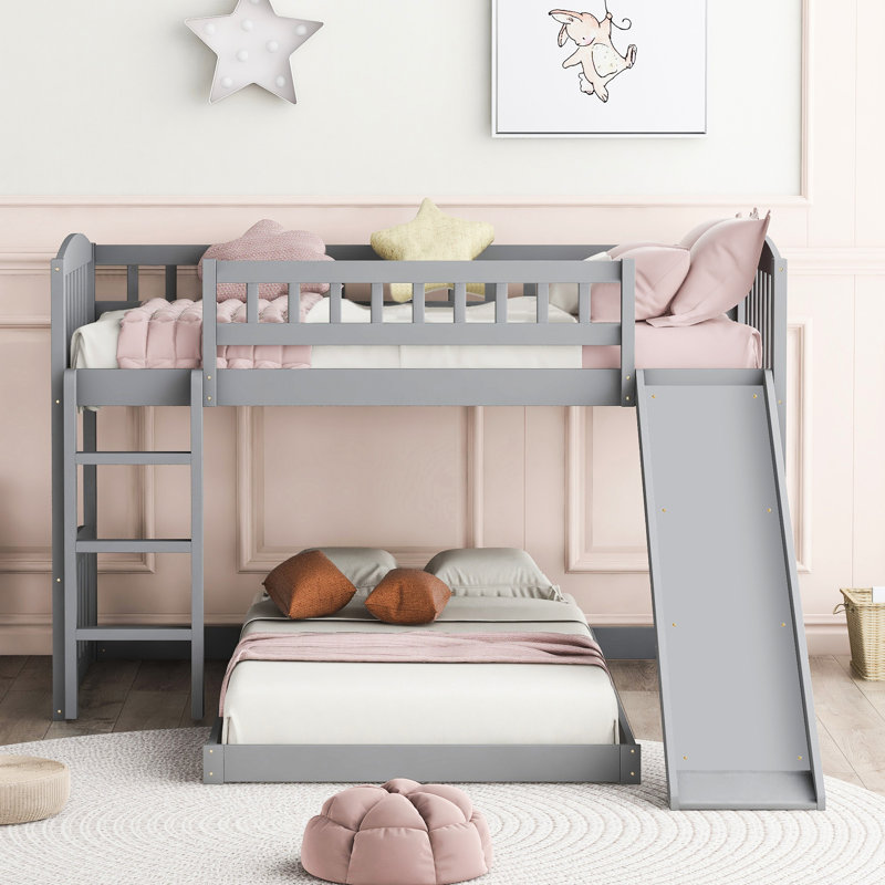 Le lit simple au-dessus d'un lit superposé, gris - confortable et élégant pour la décoration de la chambre à coucher ajoute du caractère à