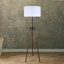 Lampe sur pied 1 lumière Mariquita avec finition noir mat et simili grain de bois et abat-jour blanc