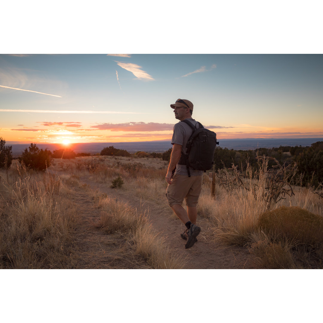 Mann wandert Natur Landschaft von Amygdala_imagery - Ohne Rahmen auf Leinwand drucken