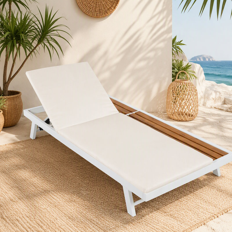 Ensemble de chaises longues d'extérieur en fer blanc + teck avec coussin crème, coussin résistant à l'eau 2 fois épais de 2 po, dossier réglable avec surface de rangement plate pour la cour au bord de la piscine