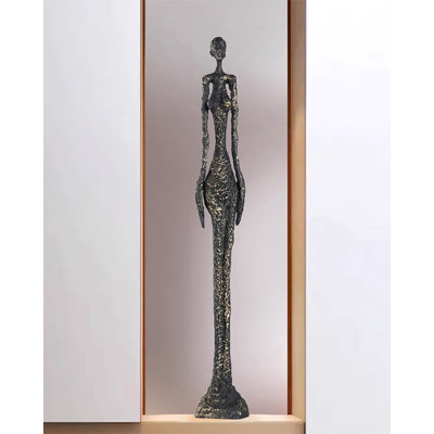Figurine abstraite de grande taille représentant une femme élancée debout à la surface texturée