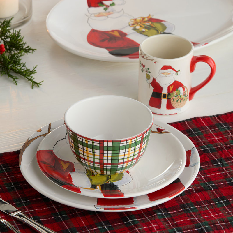 Service de table 16 pièces Santa Delight - Quatre couverts complets dans un mélange exubérant d'illustrations du Père Noël, de pois, de carreaux, de rayures et de motifs de branches d'hiver.