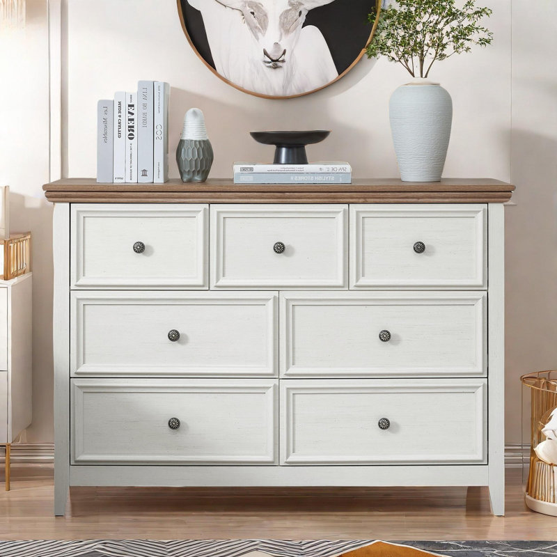 Commode moderne avec 7 tiroirs, poignées en métal et surface en grain de bois