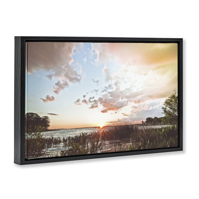 Cadre flottant au coucher du soleil surplombant la plage, conception de BRUCE NAWROCKE, H 21 po x l 31 po