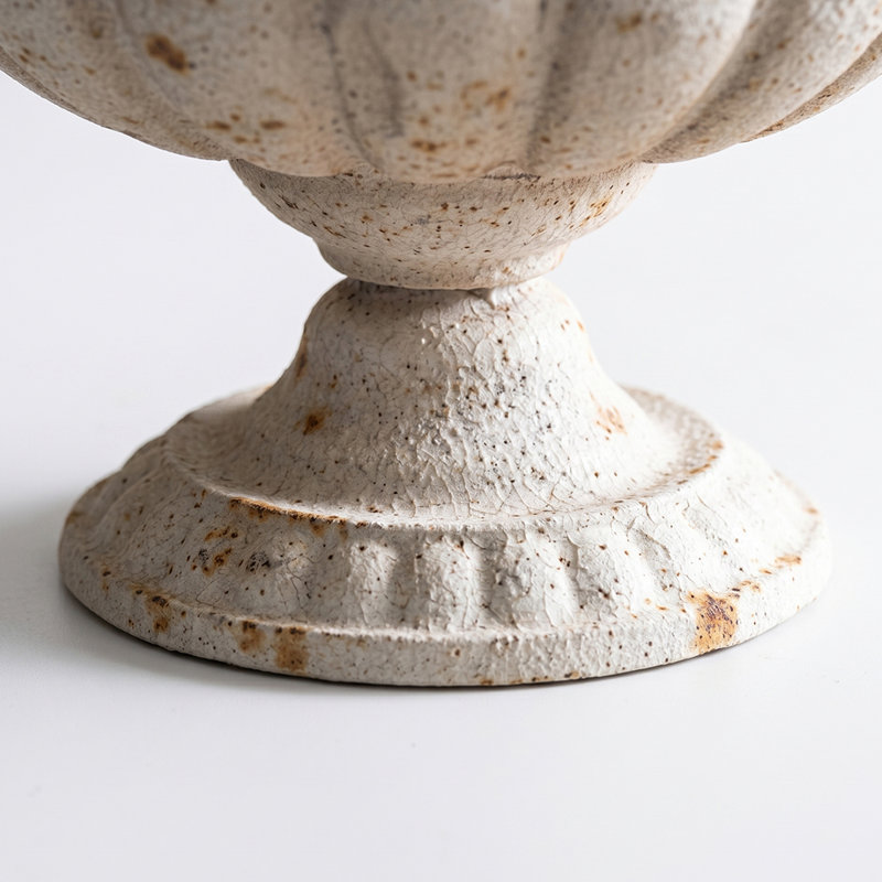 Vase en métal vieilli, centre de table avec poignées, compote décorative blanc antique pour table et manteau de cheminée