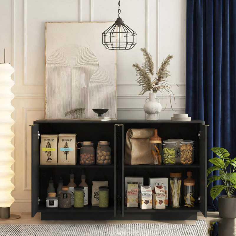 Buffet moderne avec panneaux cannelés et tablettes réglables pour un rangement polyvalent et une présentation élégante.