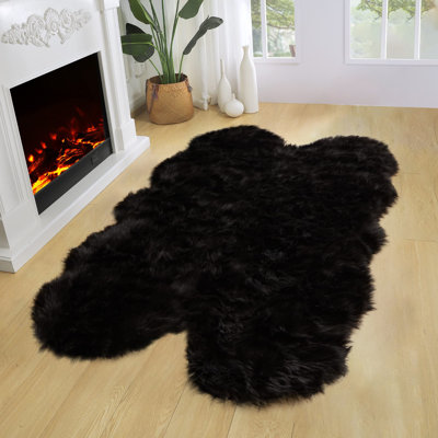 Tapis noir en fausse fourrure