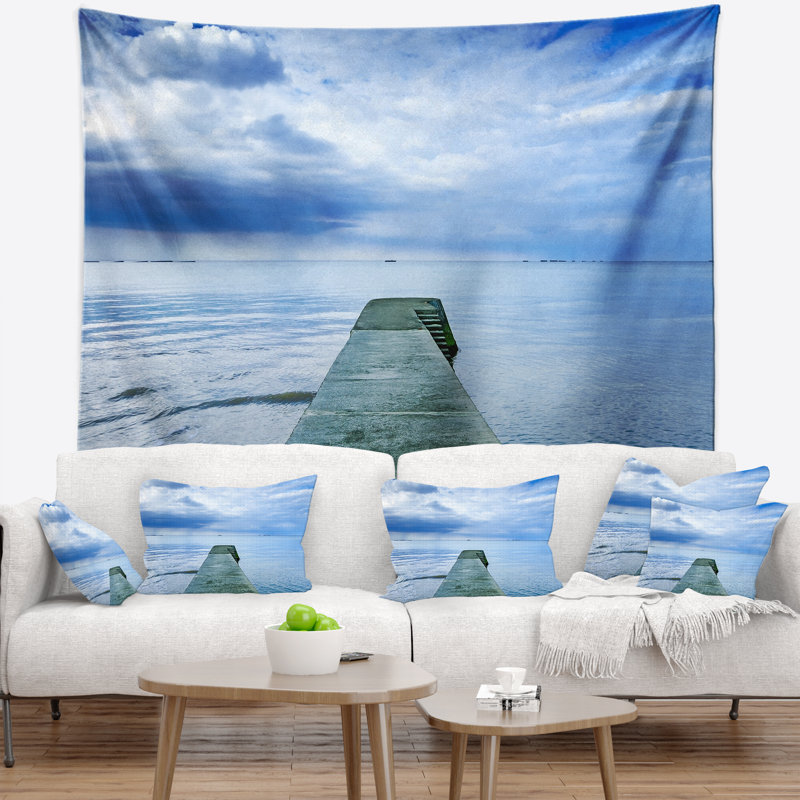 Tapisserie en béton Seascape Pier sous ciel nuageux, H 50 po x l 60 po