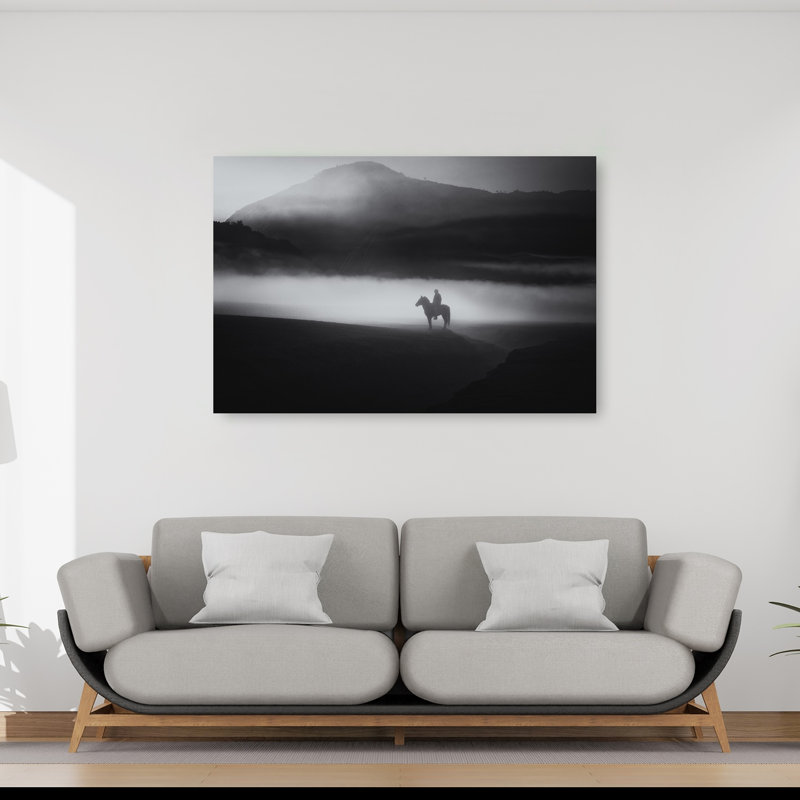 Cavalier solitaire dans la brume - Tableau abstrait contemporain dramatique représentant un cheval dans un paysage de montagne