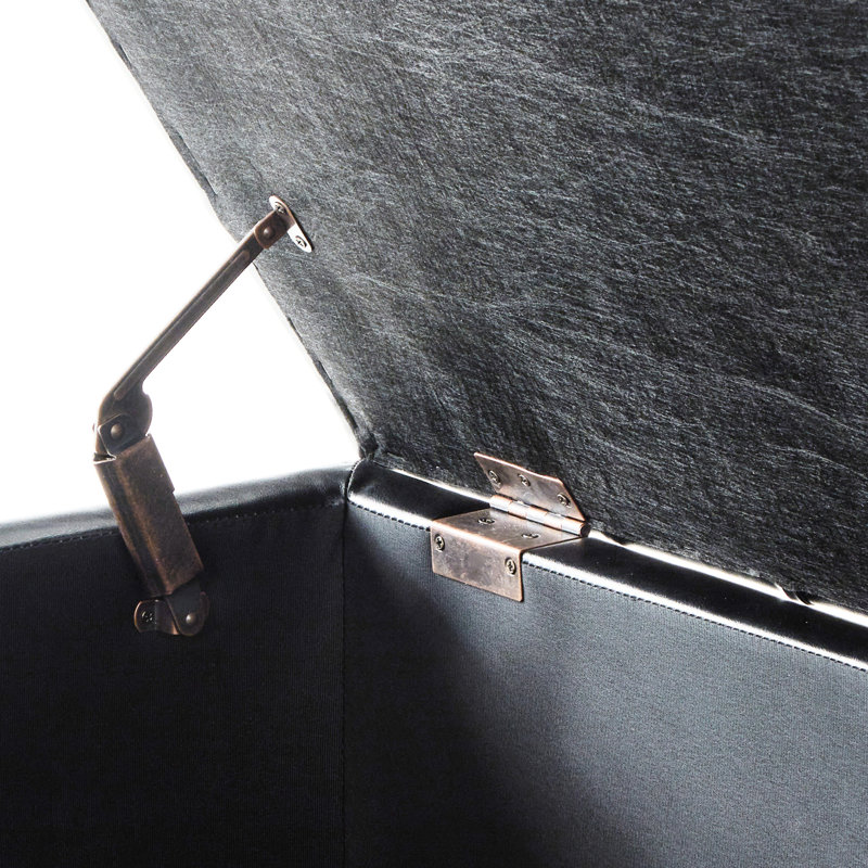 Banc rembourré noir avec boutons. Cadre en bois massif. Peut contenir des magazines, des coussins. Confortable et pratique. 45 po x 18 po x 18 po. Assemblage requis. Rangement à boutons noir. Peut accueillir des chaussures et des magazines.