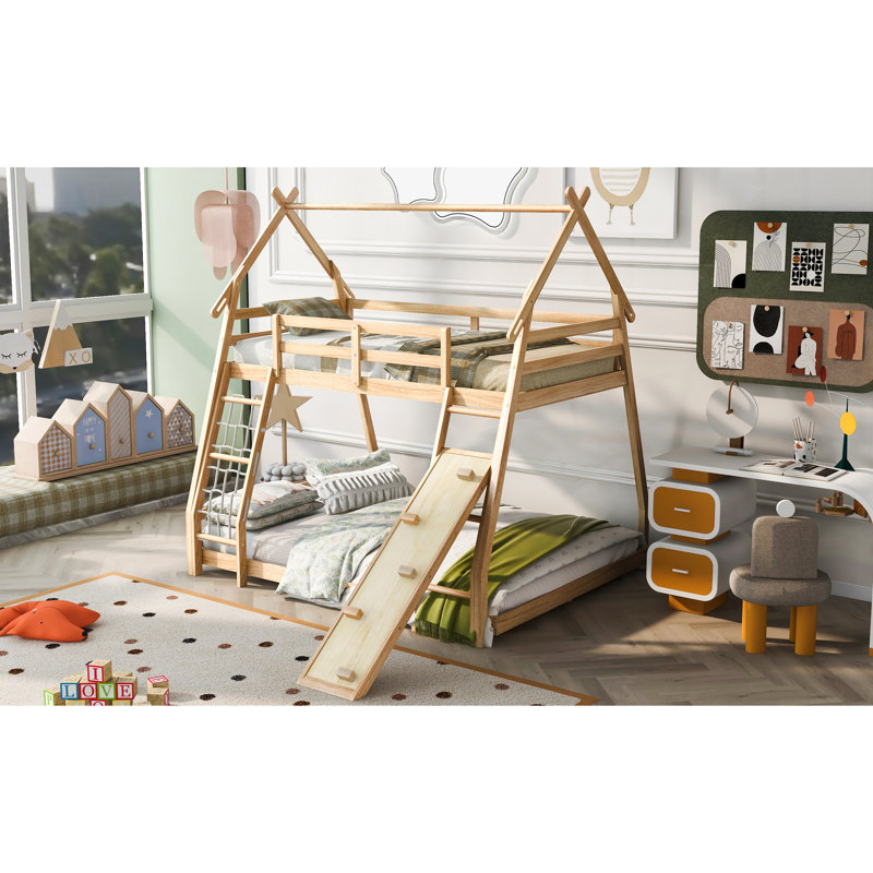 Lit superposé simple au-dessus d'un grand lit avec installation d'escalade - Maximiser les caractéristiques de la chambre à coucher