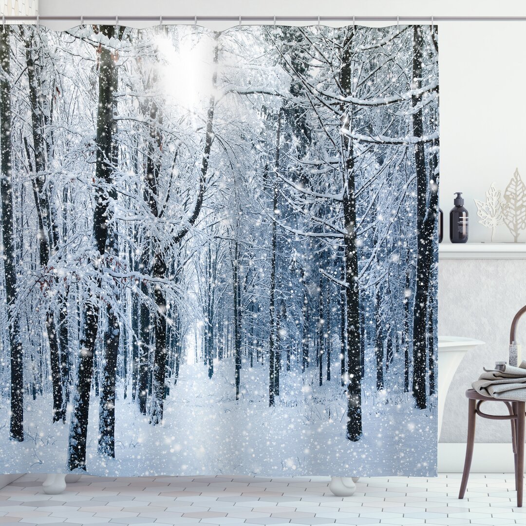 Duschvorhang, Schnee bedeckter Wald, Winter, Schwarz Weiß Blau