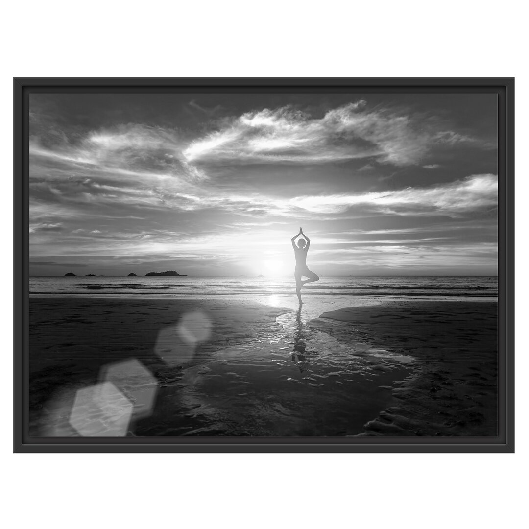 Gerahmtes Wandbild Yoga Silhouette am Strand