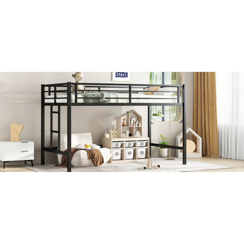 Lit mezzanine simple en métal noir avec garde-corps, un pour l'escalade rapide et des passe-temps de rangement faciles un espace adéquat