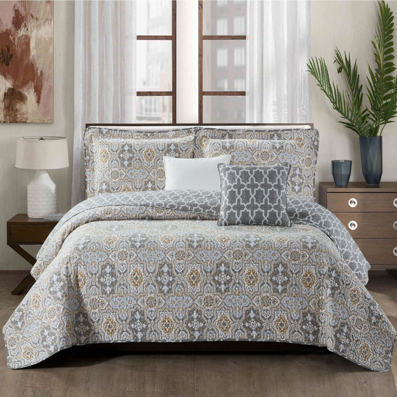 Polyester Geometric Shapes Coverlet with Pillow Shams, King Coverlet + 2 Shams + 2 Pillows