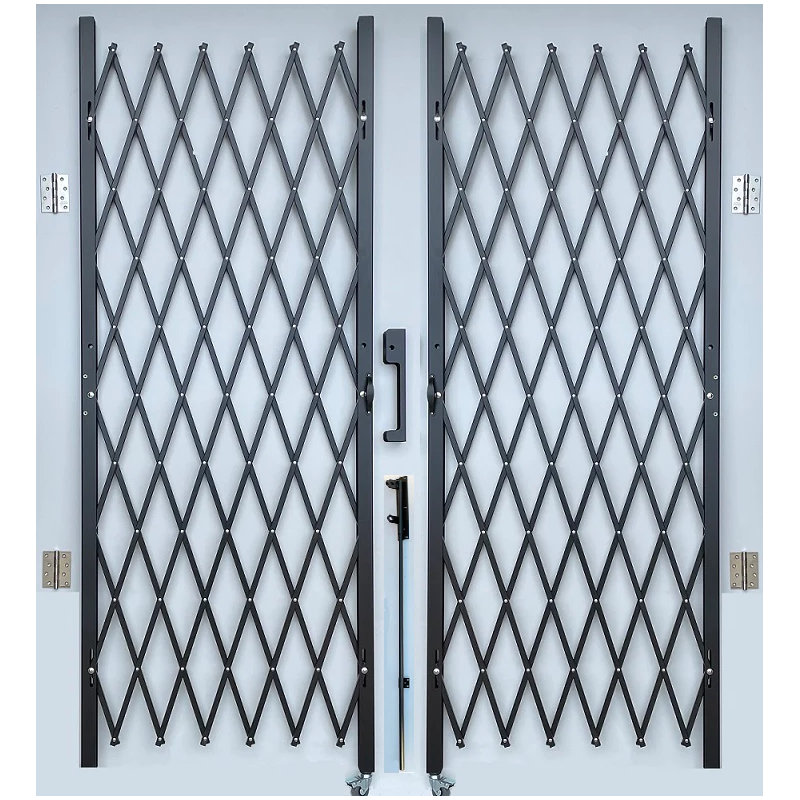 La barrière de sécurité pliante double mesure 81 po de hauteur et 220 po de largeur