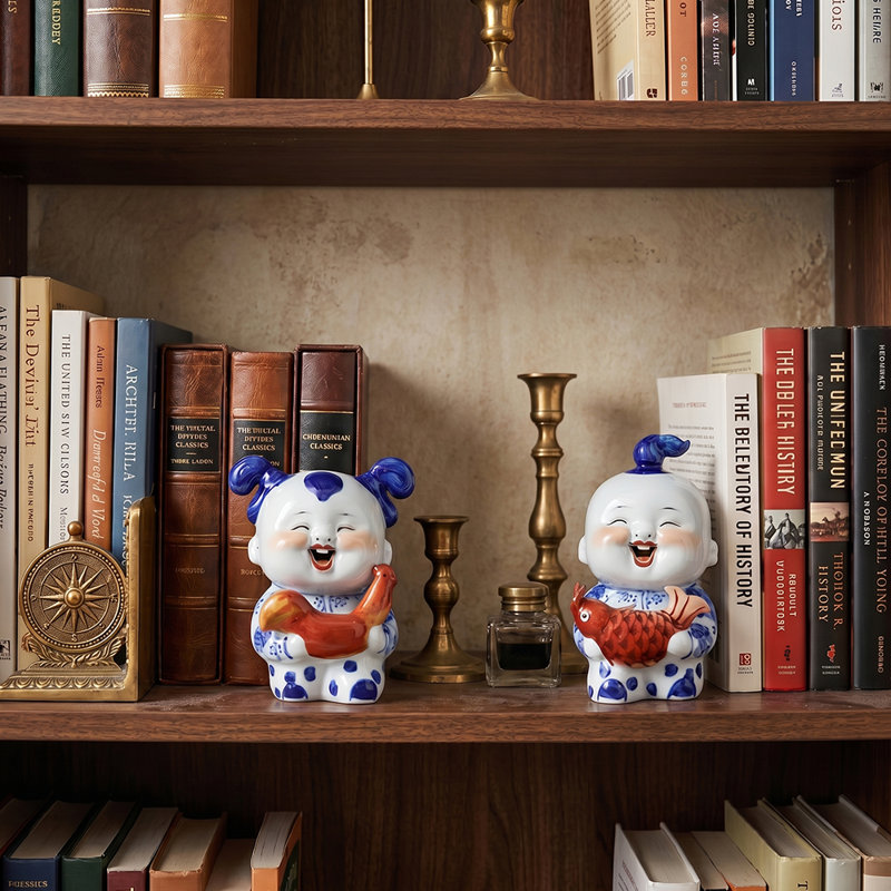 Figurines de poupées riant en porcelaine bleue et blanche - Ensemble de 2 sculptures chinoises peintes à la main pour la décoration intérieure