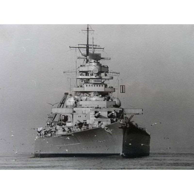 Cuirassé allemand Bismarck large, H 10 po x l 30 po x P 5 po