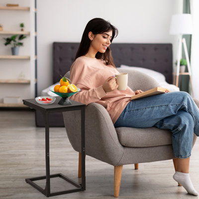Table de bout en forme de C avec pieds réglables, petite table d'appoint pour canapé, table de canapé avec structure en métal pour le salon, la chambre à coucher, le chevet