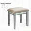 Ensemble de coiffeuse de style transitionnel avec tabouret, tiroirs de rangement, miroir central et siège rembourré pour un mobilier de chambre confortable et élégant