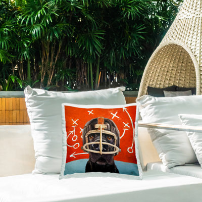 Coussin d'extérieur noir avec imprimé de casque de football noir par Lucia Heffernan