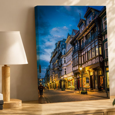 Toile, une charmante scène de rue au crépuscule avec une rangée d'art mural de bâtiments historiques aux styles architecturaux distincts