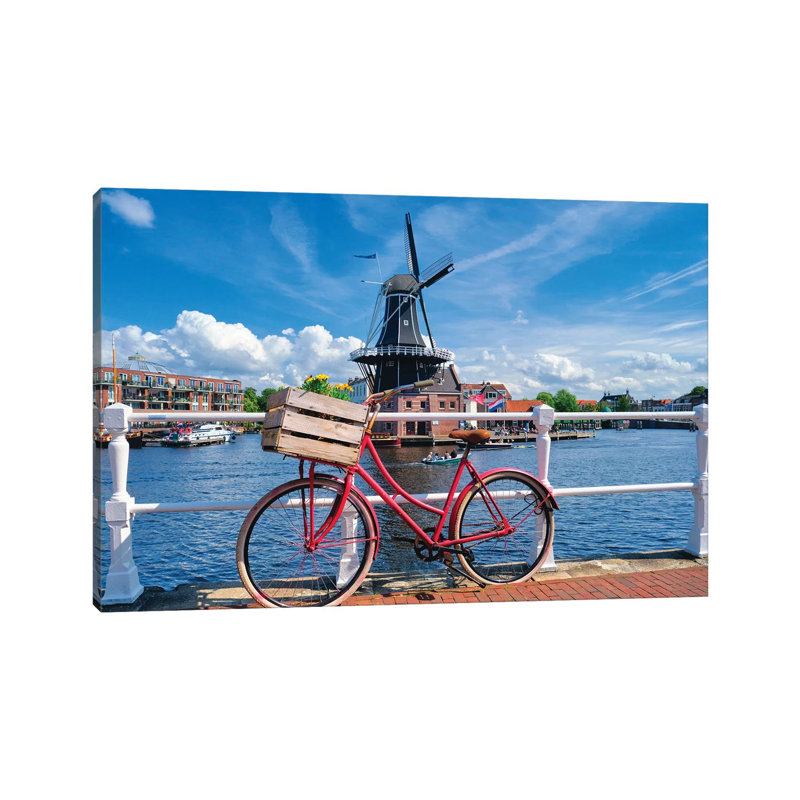 «Dutch Essentials vélos et un moulin à vent» par George Oze - photographie sur toile tendue, H 26 po x l 40 po x 1,5 po