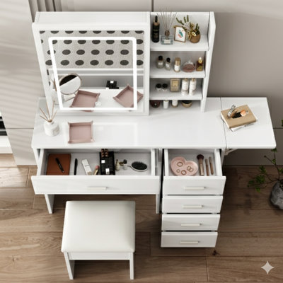 Élégant meuble-lavabo avec miroir lumineux et tablettes ouvertes, comprenant une chaise. Le miroir de meuble-lavabo avec lumières et ensemble de table offre trois modes d'éclairage couleur avec une luminosité réglable et dispose de cinq tiroirs. En blanc.