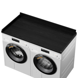 Laveuse, sécheuse et comptoir en bois avec rebord pour le rangement et l'organisation de la salle de lavage